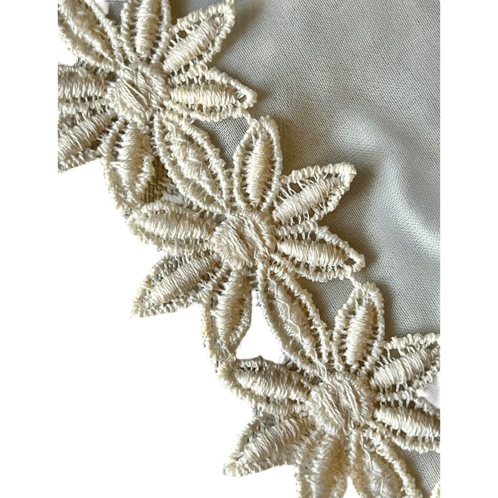 Vintage 1960s Handcrafted Daisy Collar Cream Nylon With Floral Lace Edge - Picture 5 of 9